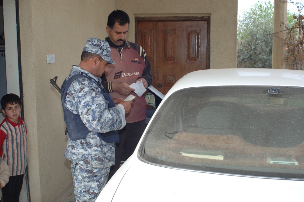 Iraqi National Police look for insurgent activity