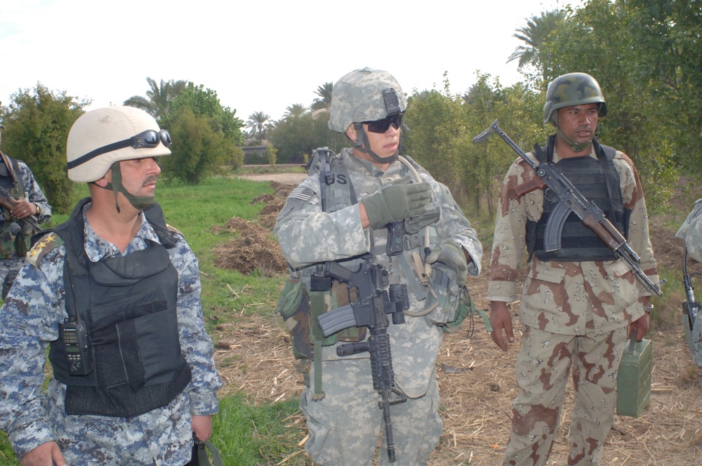 Iraqi National Police look for insurgent activity