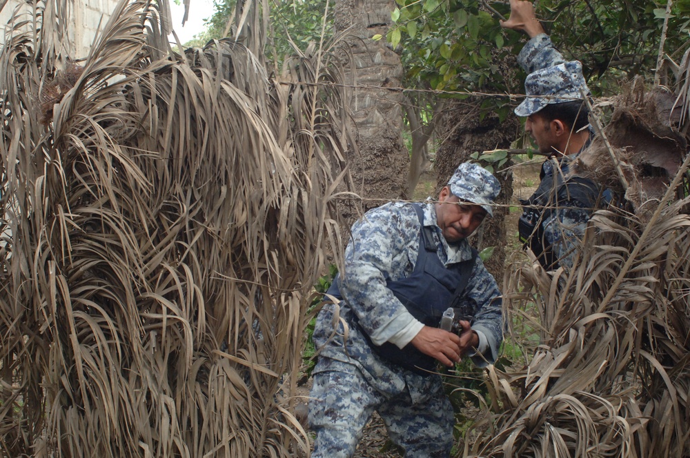 Iraqi National Police look for insurgent activity