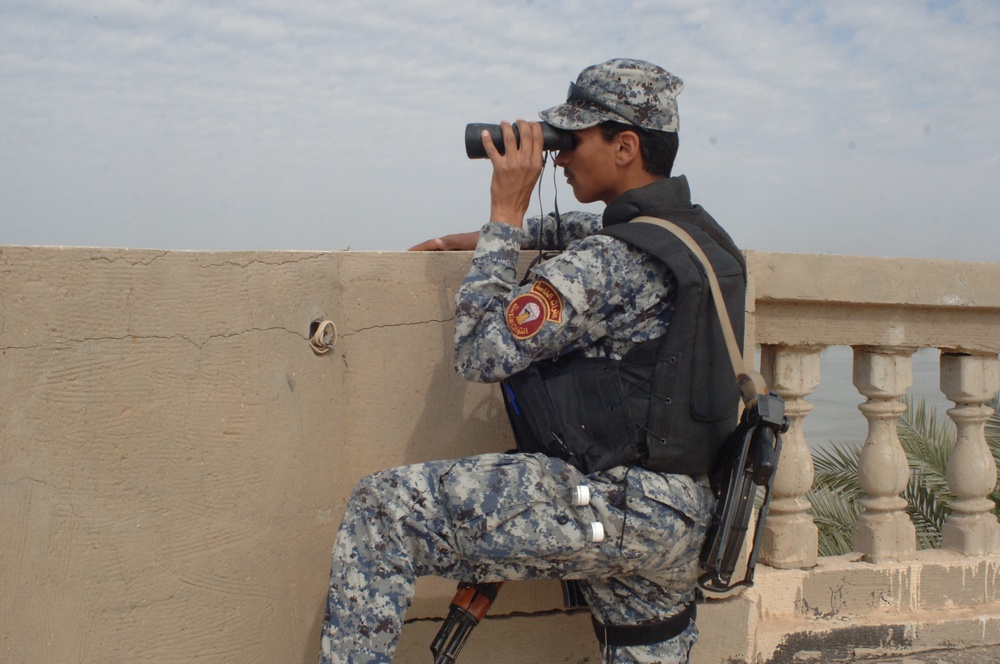 Iraqi National Police look for insurgent activity