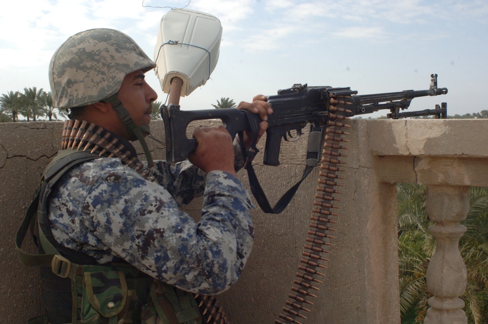 Iraqi National Police look for insurgent activity