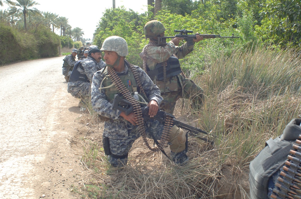 Iraqi National Police look for insurgent activity