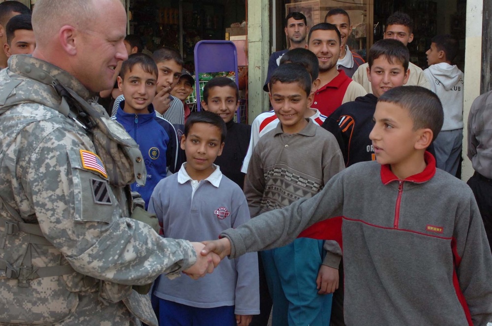 'Grey Wolf' commander visits people of Kharnabat