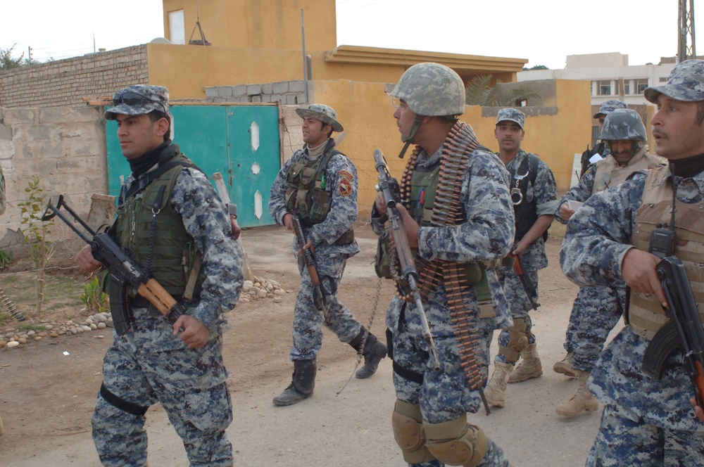 Iraqi National Police Search the Meshra al-Bawi area of Baghdad