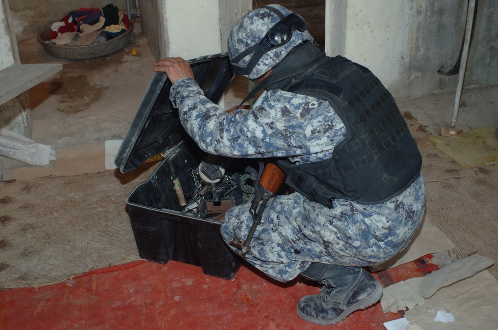 Iraqi National Police Search the Meshra al-Bawi area of Baghdad