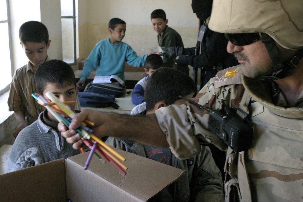 Fallujah police hands out school supplies