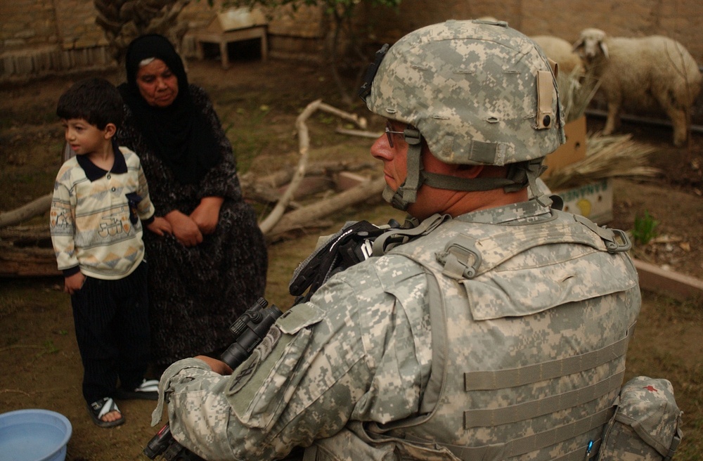 U.S., Iraqi troops cordon and search Ghazaliya