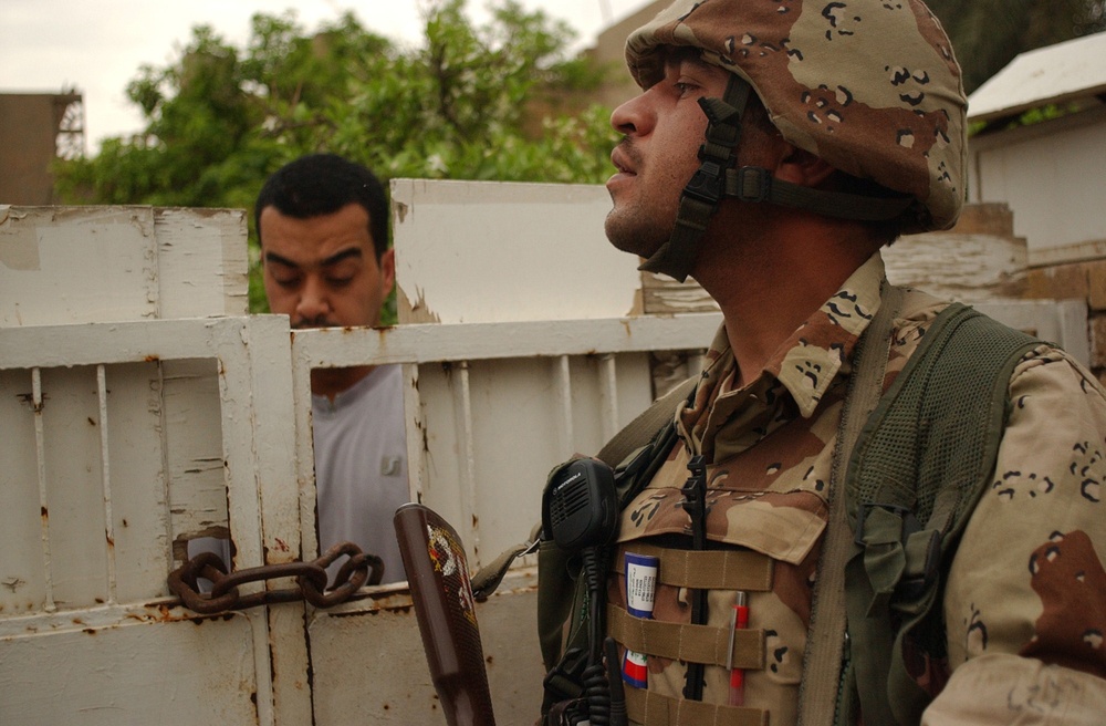 U.S., Iraqi troops cordon and search Ghazaliya