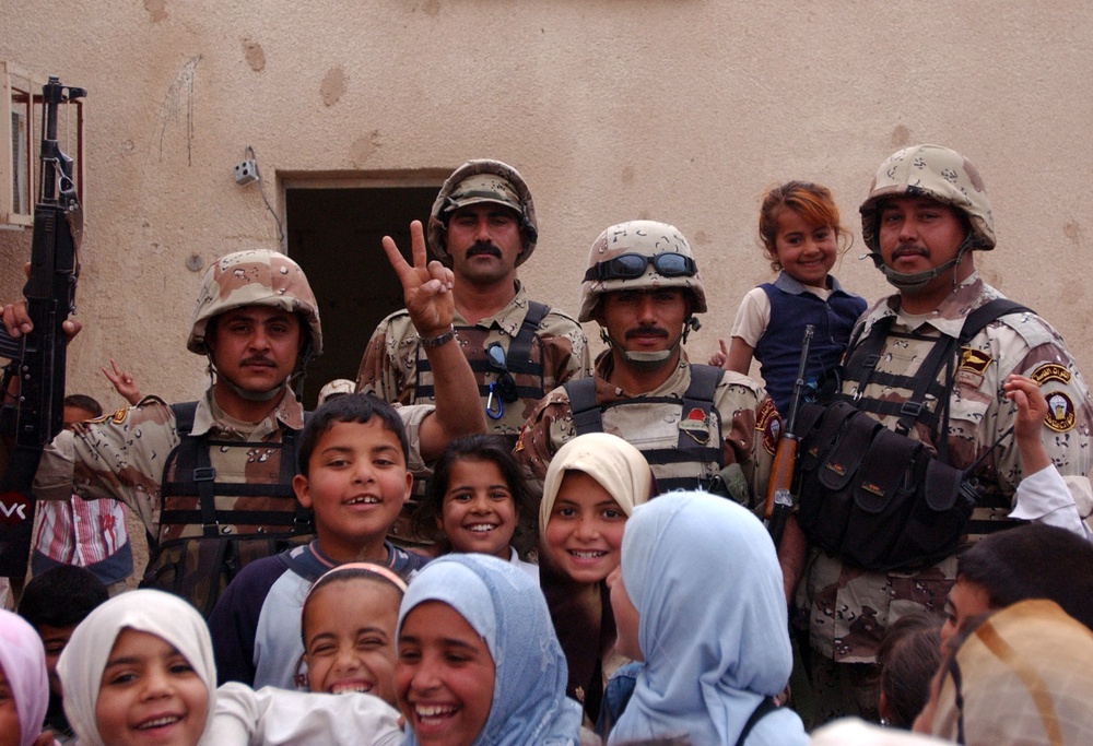 Iraqi, U.S. Soldiers outfit schools