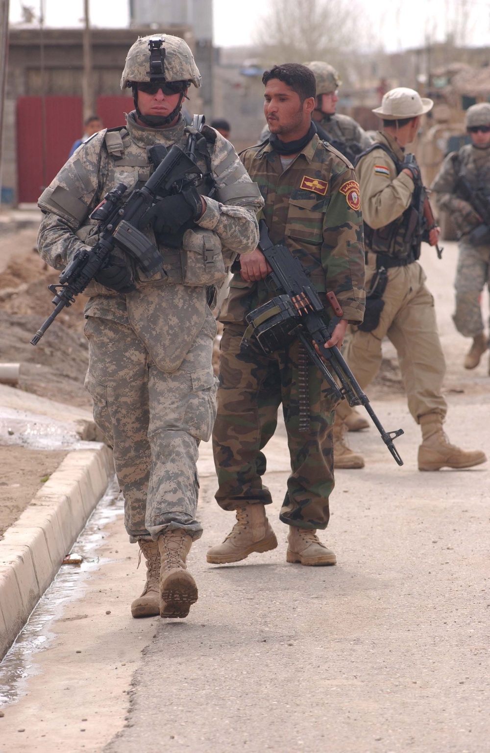 U.S. Army, Iraqi soldiers patrol streets in Mosul