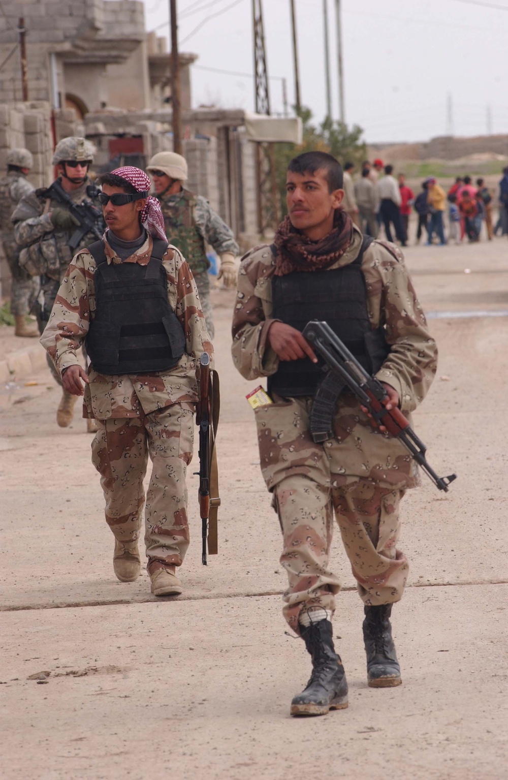 Iraqi police, U.S. Soldiers patrol Palestinian street