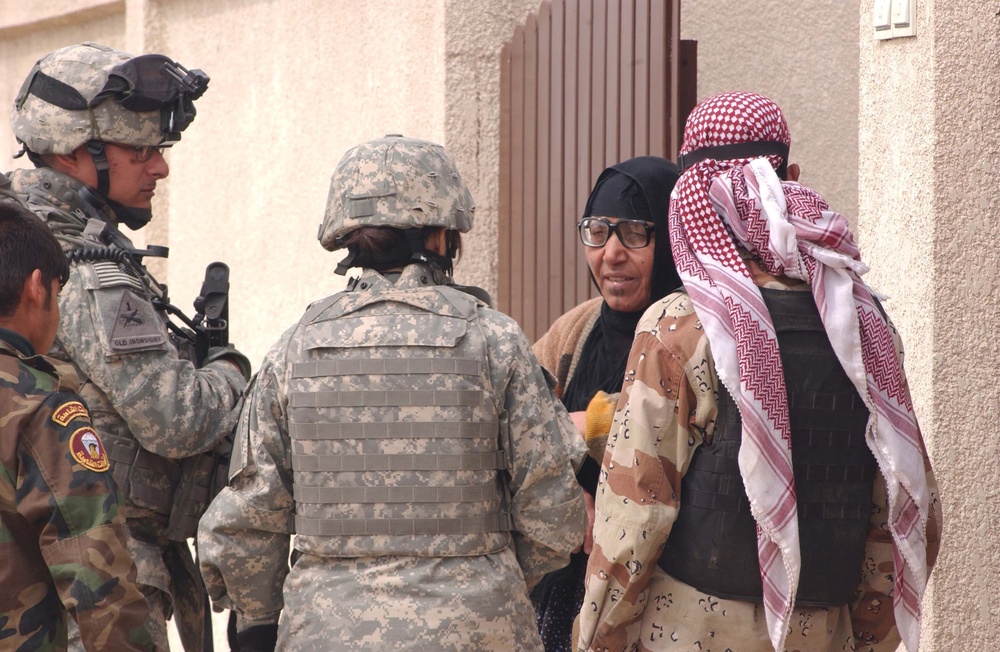 1st Cav. Div. Soldier questions Iraqi woman in Mosul