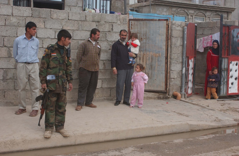 Iraqi police, U.S. Soldiers patrol neighborhood in Mosul