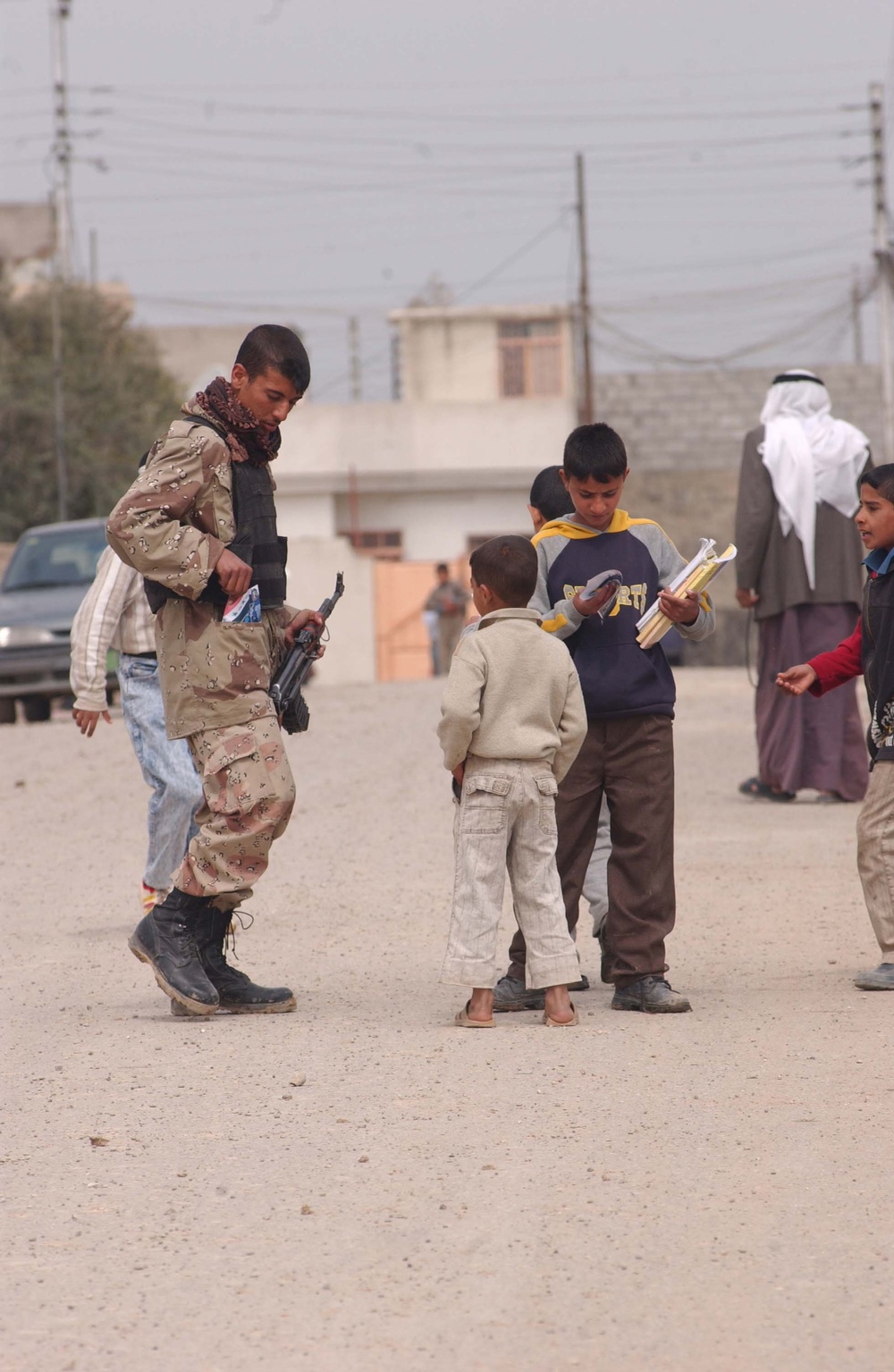 Iraqi soldier talks with children in Mosul