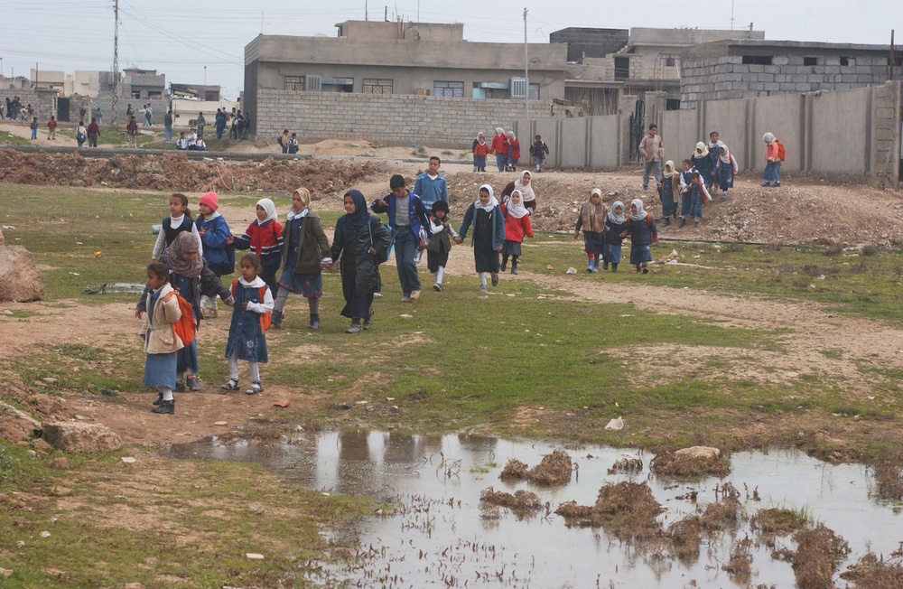 Iraqi police, U.S. Soldiers patrol neighborhood in Mosul