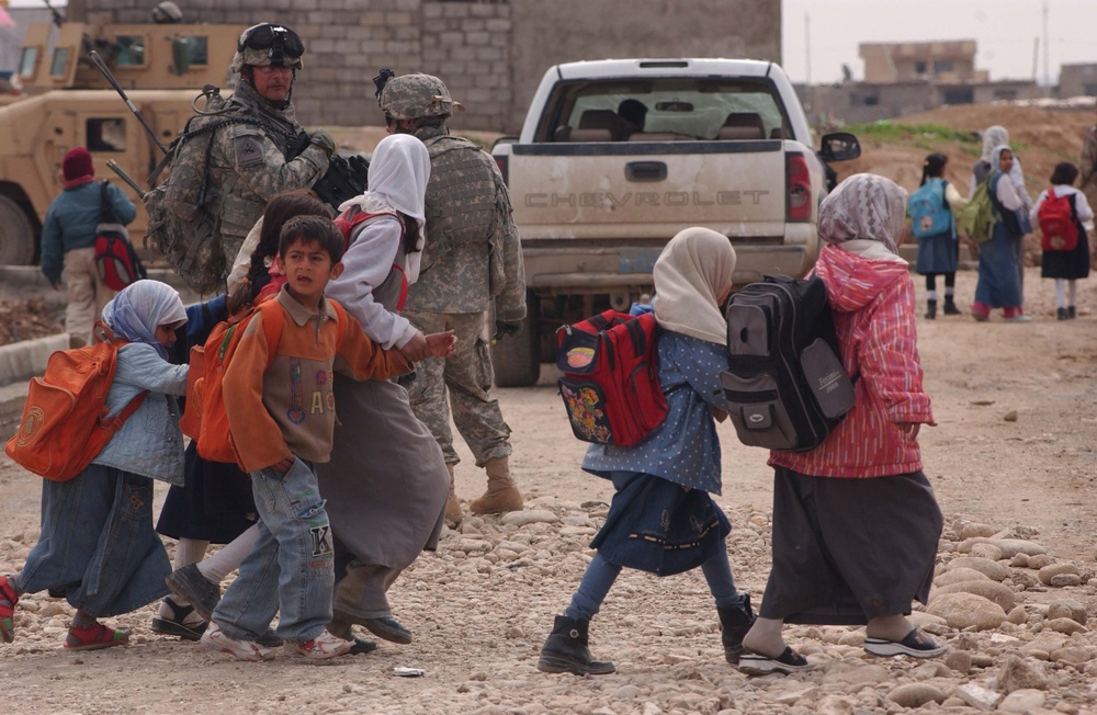 Iraqi police, U.S. Soldiers patrol neighborhood in Mosul