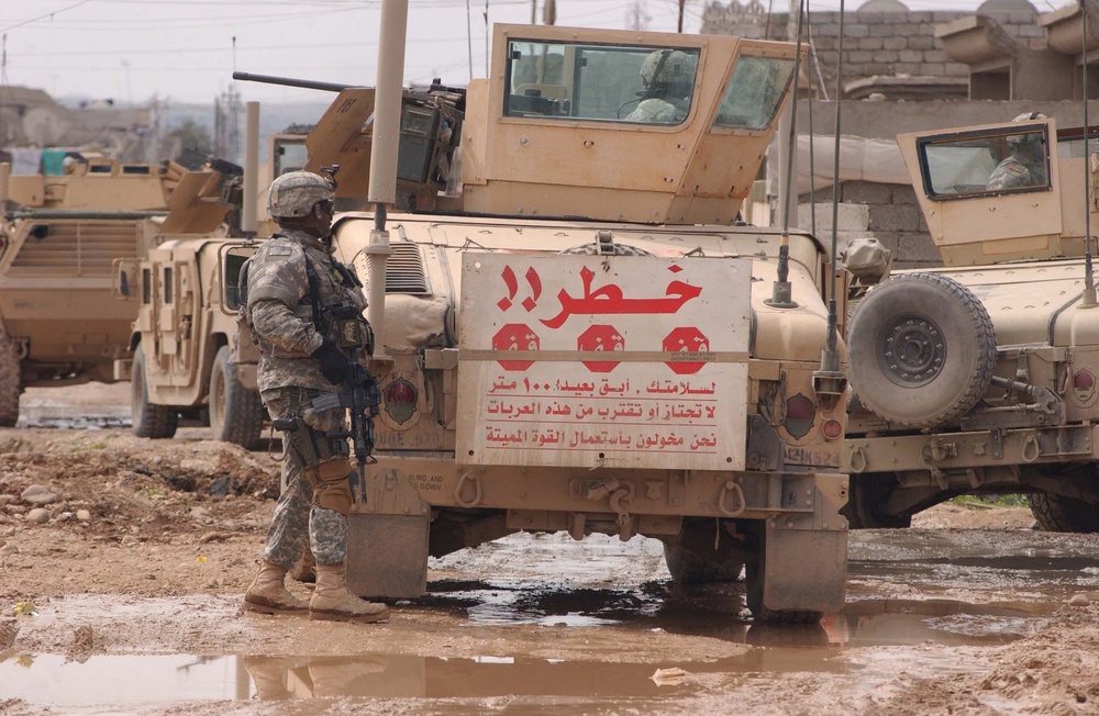 Iraqi, U.S. Soldiers patrol neighborhood in Mosul