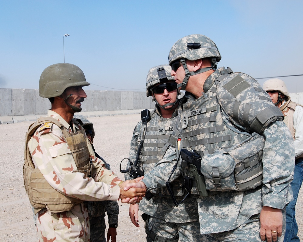 MNC-I Commander and Iraqi Police Leadership Discuss Security Operations