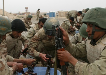 Iraqi soldiers train at Iraqi Army School of Infantry