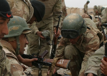 Iraqi soldiers train at Iraqi Army School of Infantry