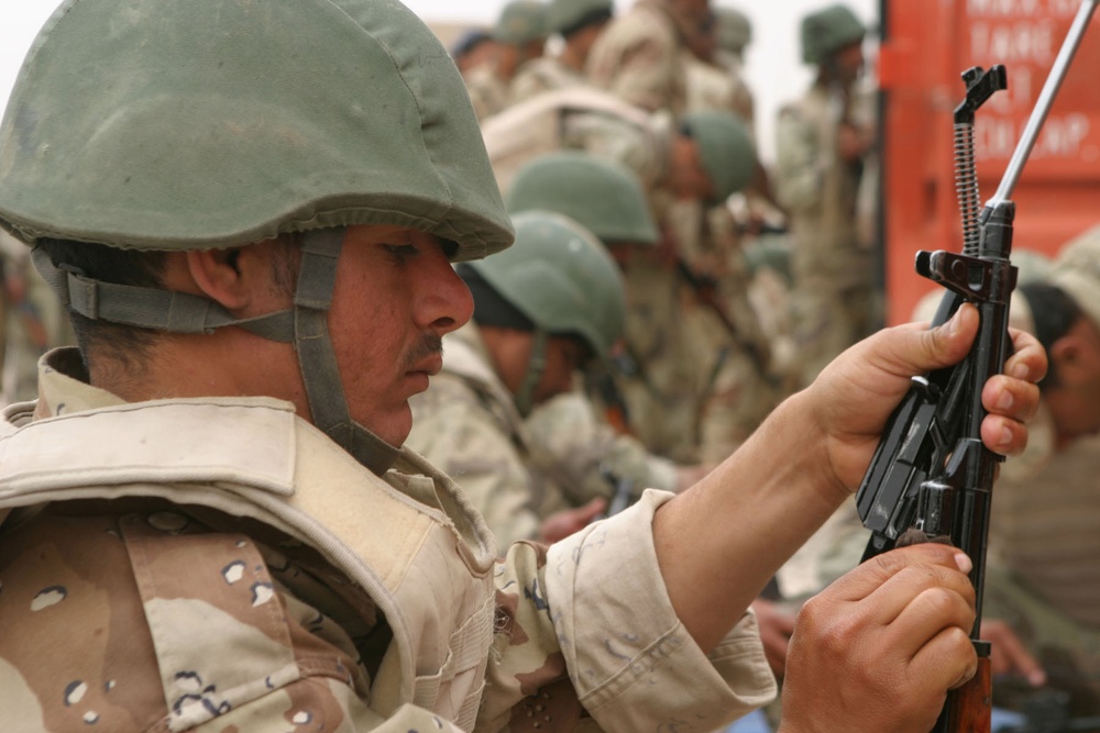 Iraqi Soldiers train at Iraqi School of Infantry