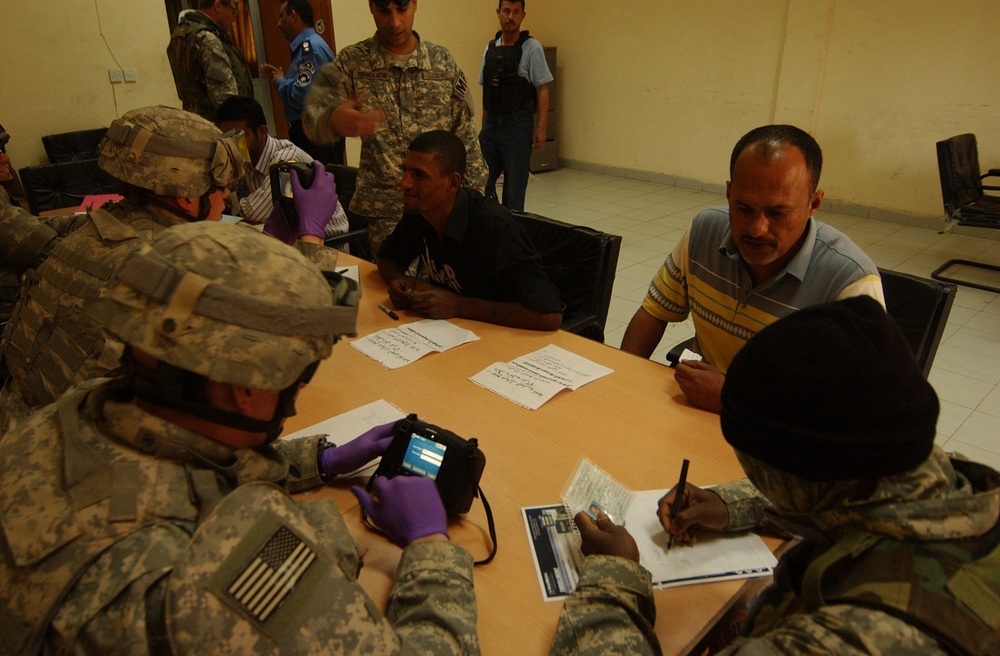 Recruiting police officers in Baghdad