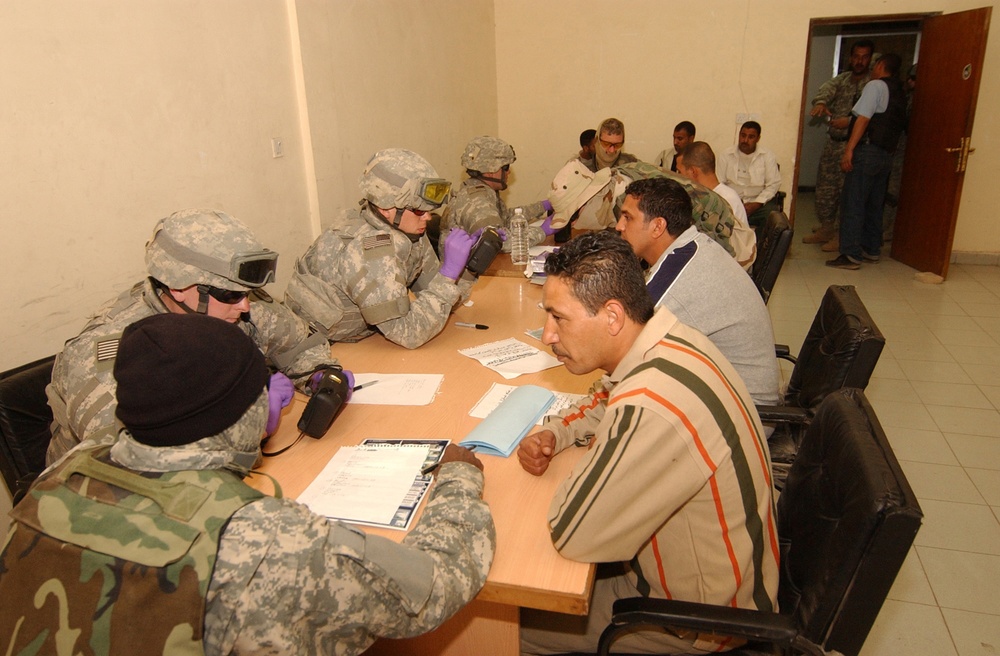 Recruiting police officers in Baghdad