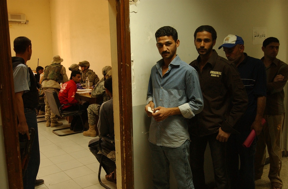 Recruiting police officers in Baghdad