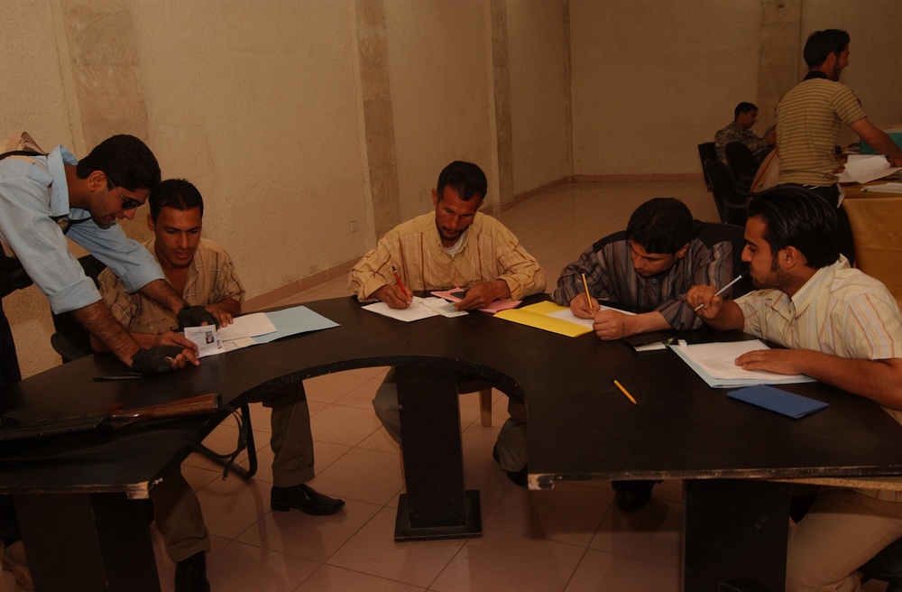 Recruiting police officers in Baghdad