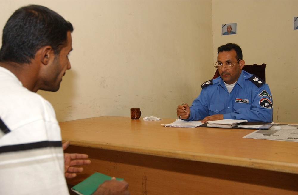Recruiting police officers in Baghdad