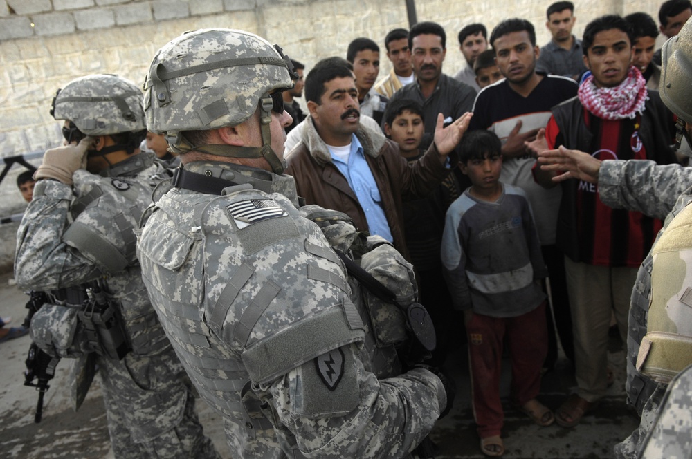 Soldiers re-supply Alzab