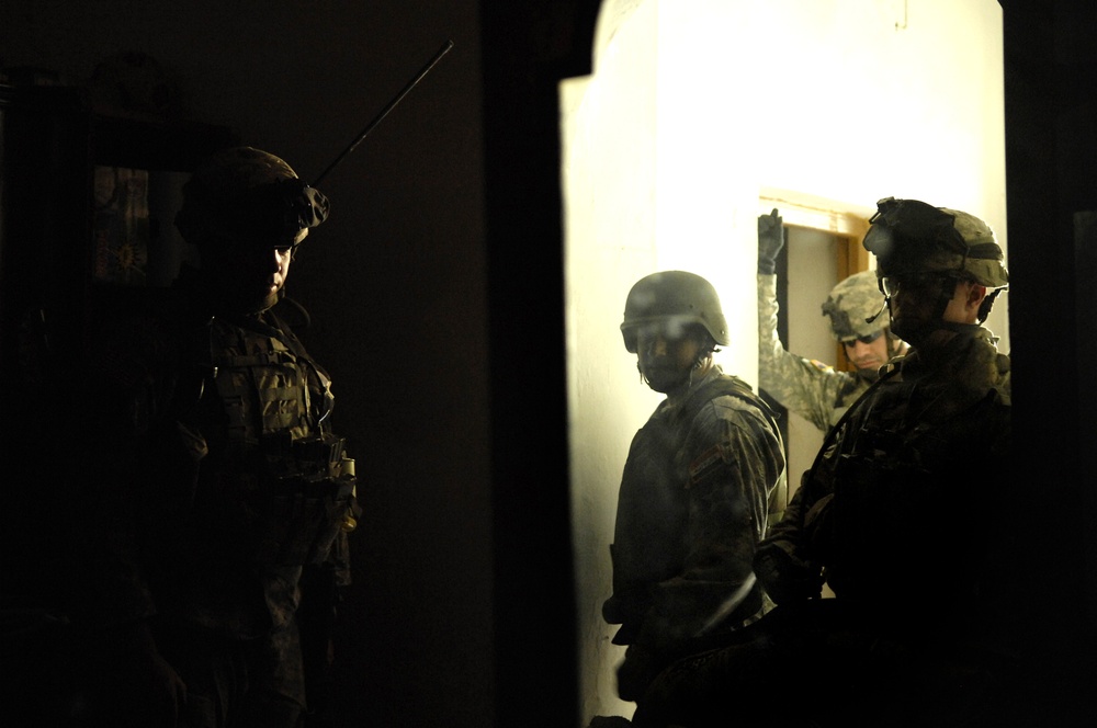 Stryker Soldiers Cordon and Search Old Baqubah