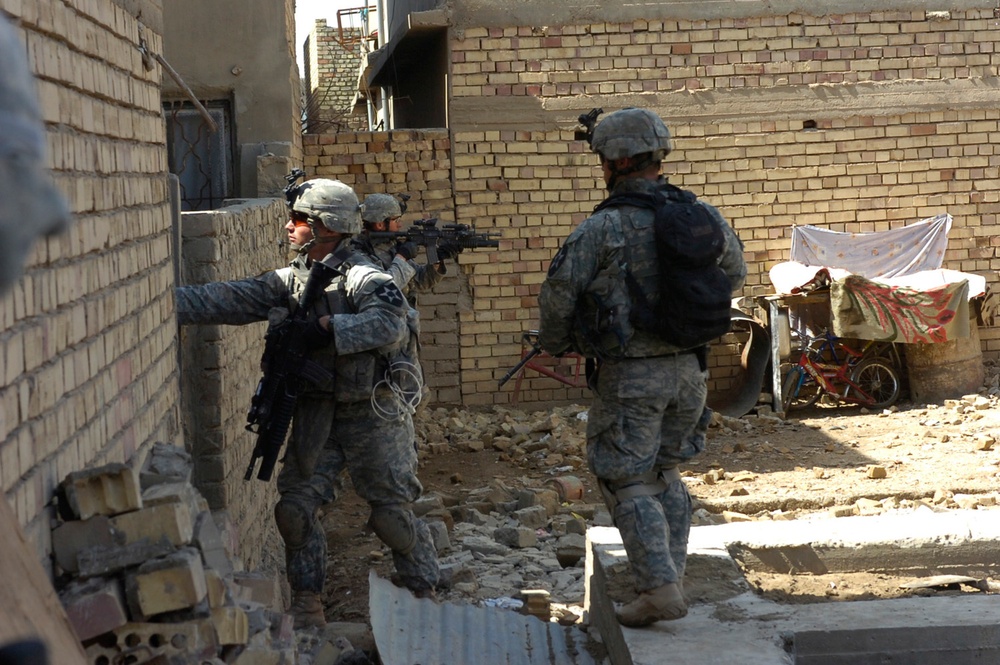 Soldiers search outskirts of Diwaniyah for militia activity