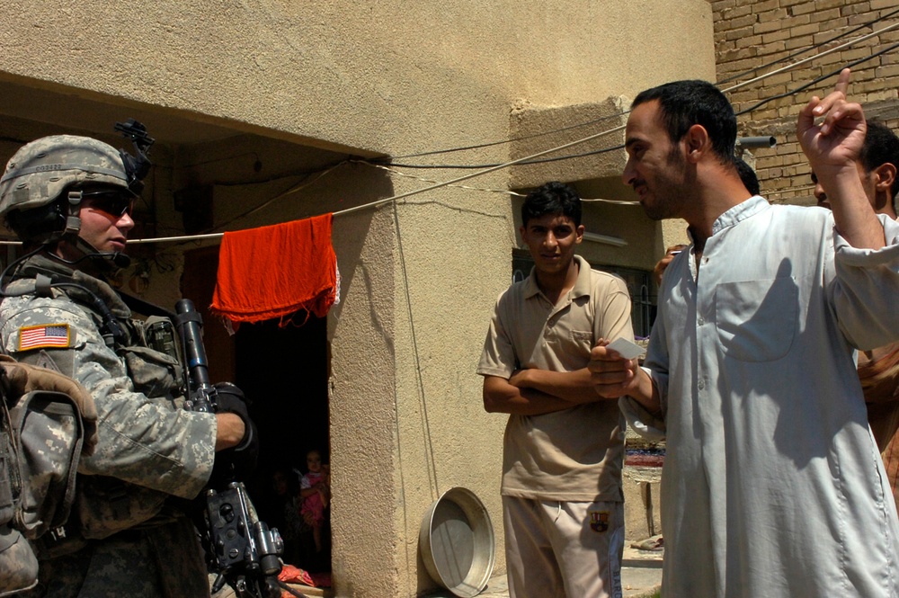 Soldiers search outskirts of Diwaniyah for militia activity