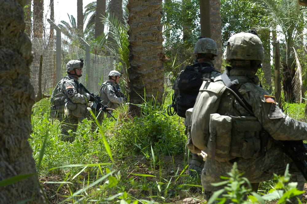 Soldiers search outskirts of Diwaniyah for militia activity