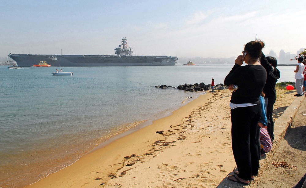 Nimitz departs for Persian Gulf
