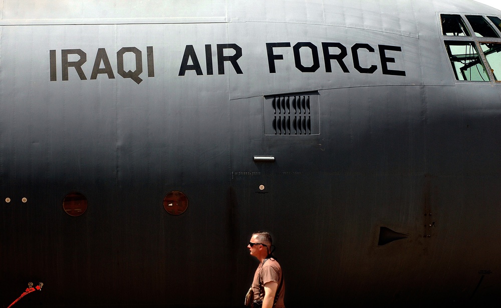 Airmen Assist Iraqi Air Force to Take Flight
