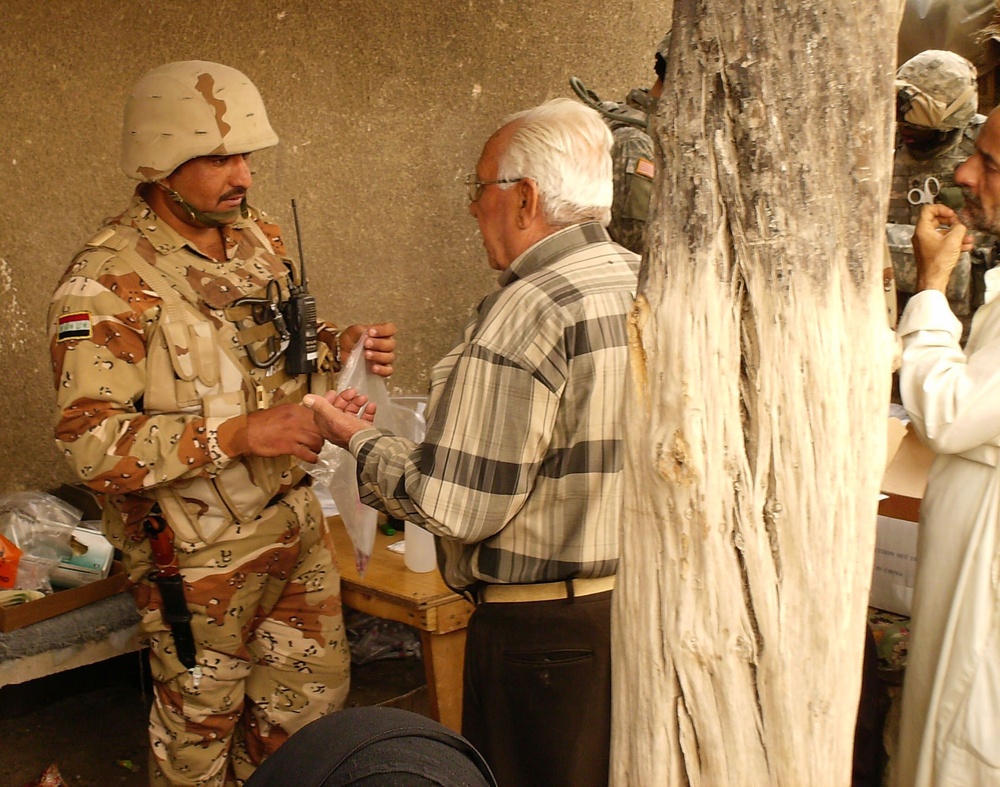 Iraqi Army Takes Lead in Community Health Outreach
