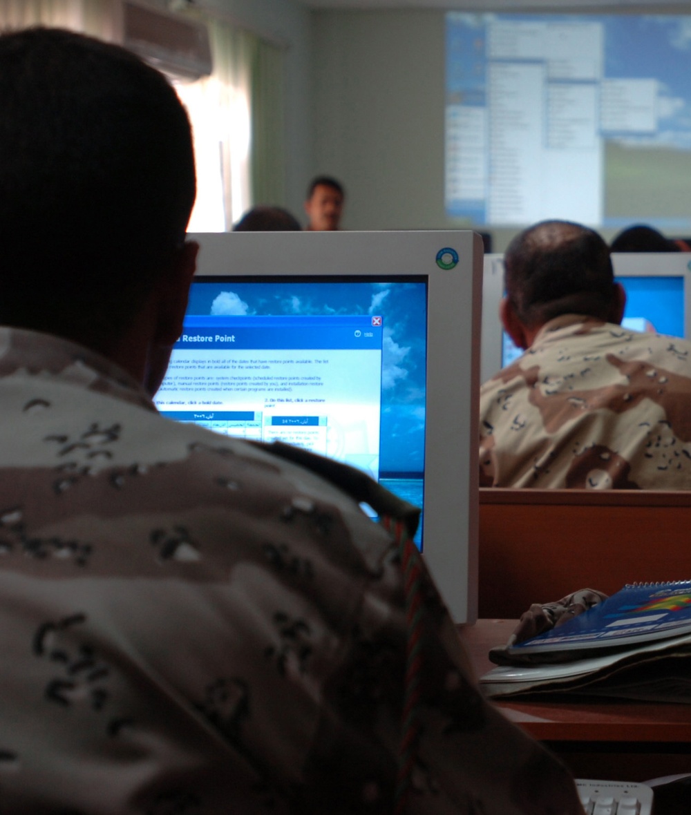 Iraqi troops plug in to computer course