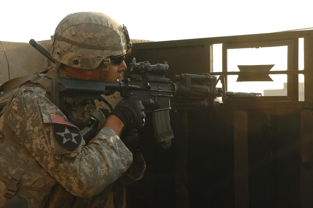 Stryker Soldiers, Iraqi army clear Baquba neighborhood