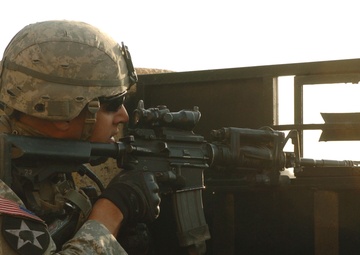 Stryker Soldiers, Iraqi army clear Baquba neighborhood