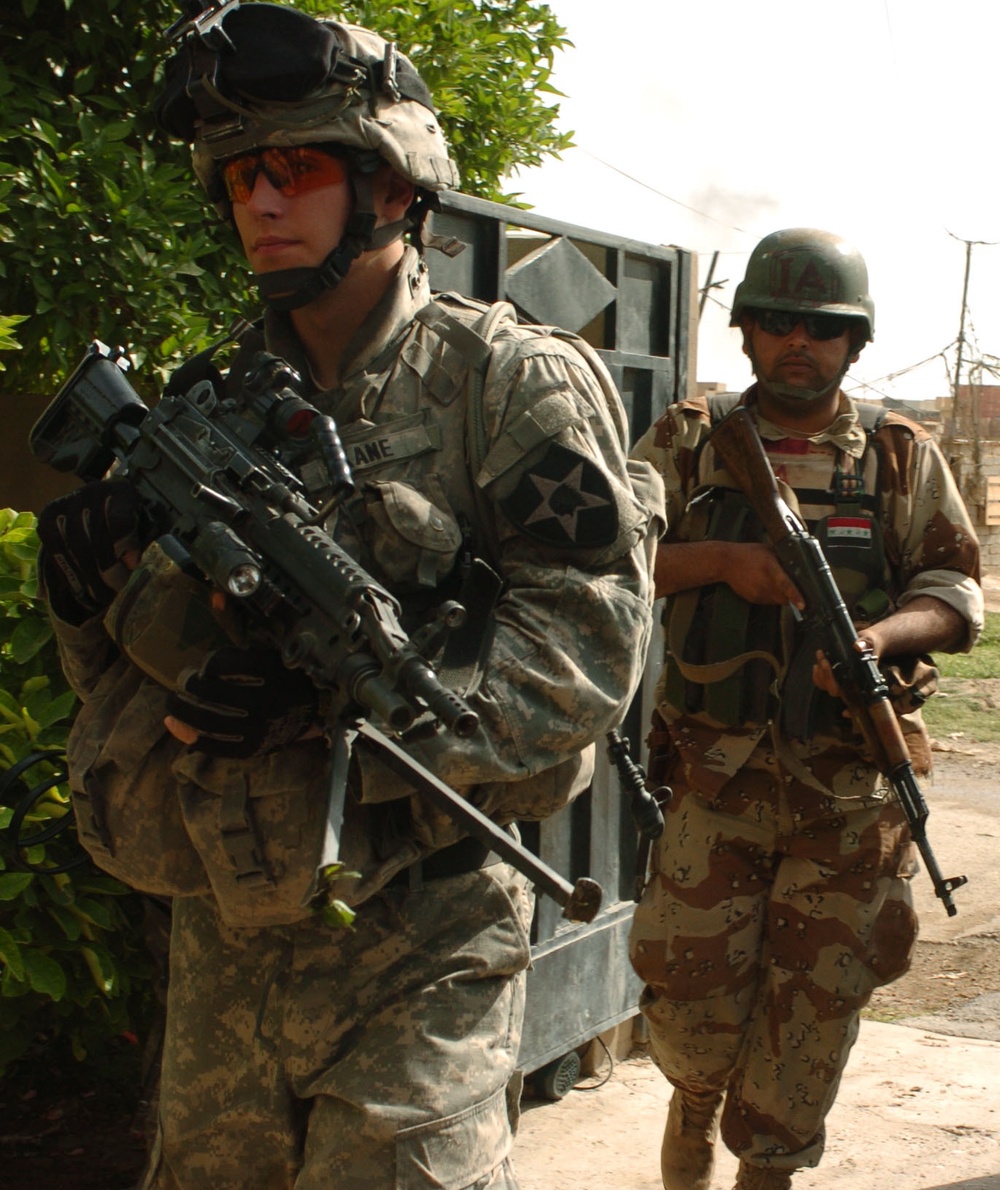 Stryker Soldiers, Iraqi army clear Baquba neighborhood
