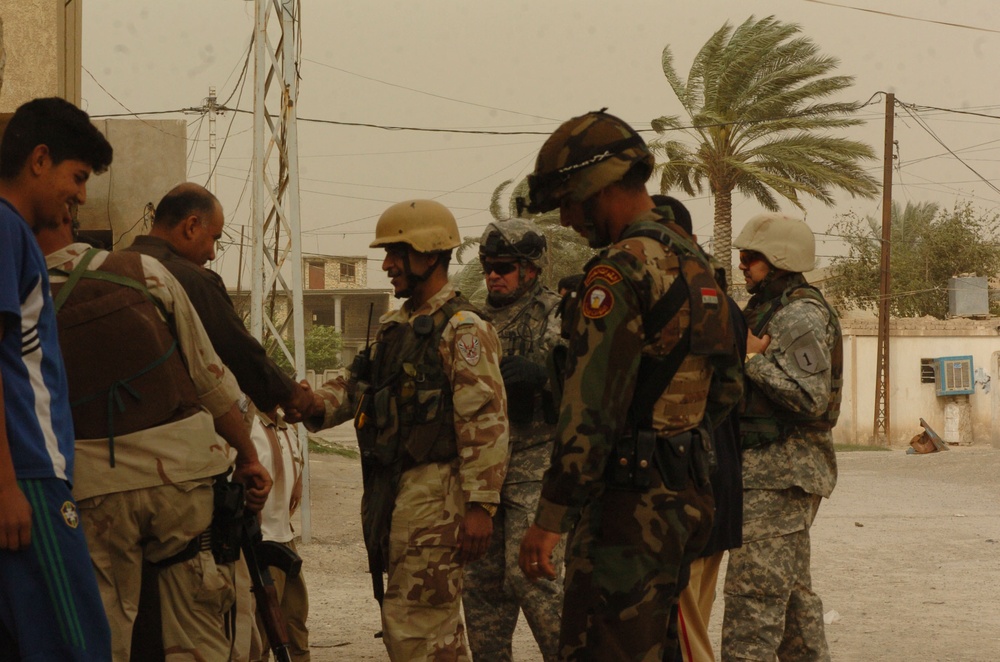 Stryker Soldiers, Iraqi army clear Baquba neighborhood
