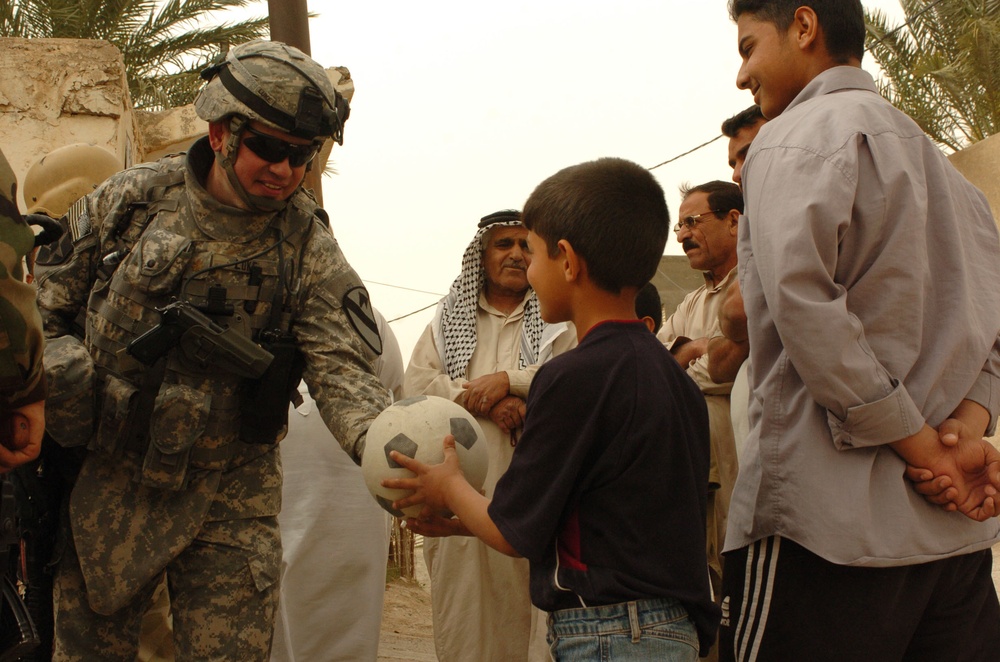 Stryker Soldiers, Iraqi army clear Baquba neighborhood