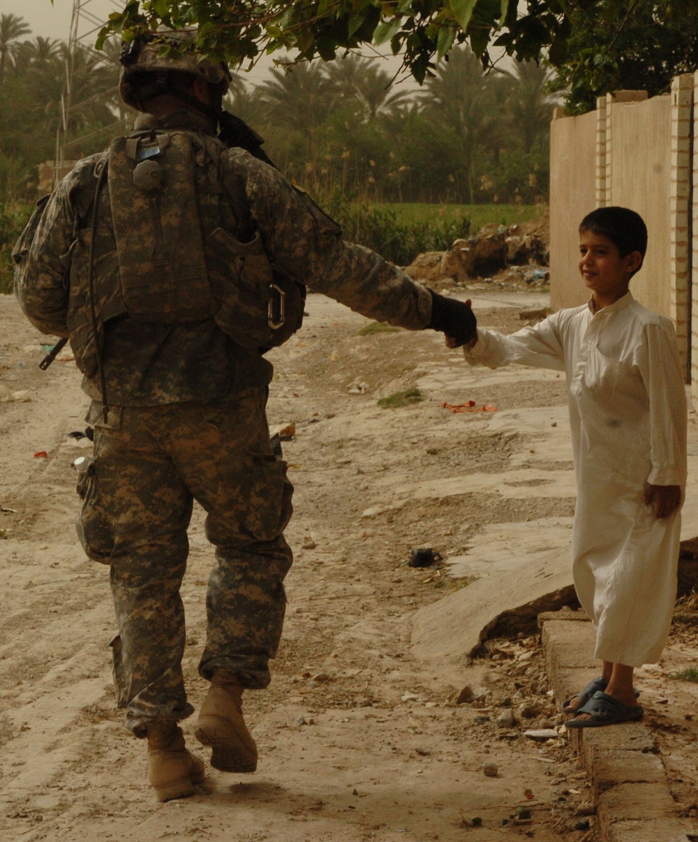 Stryker Soldiers, Iraqi army clear Baquba neighborhood