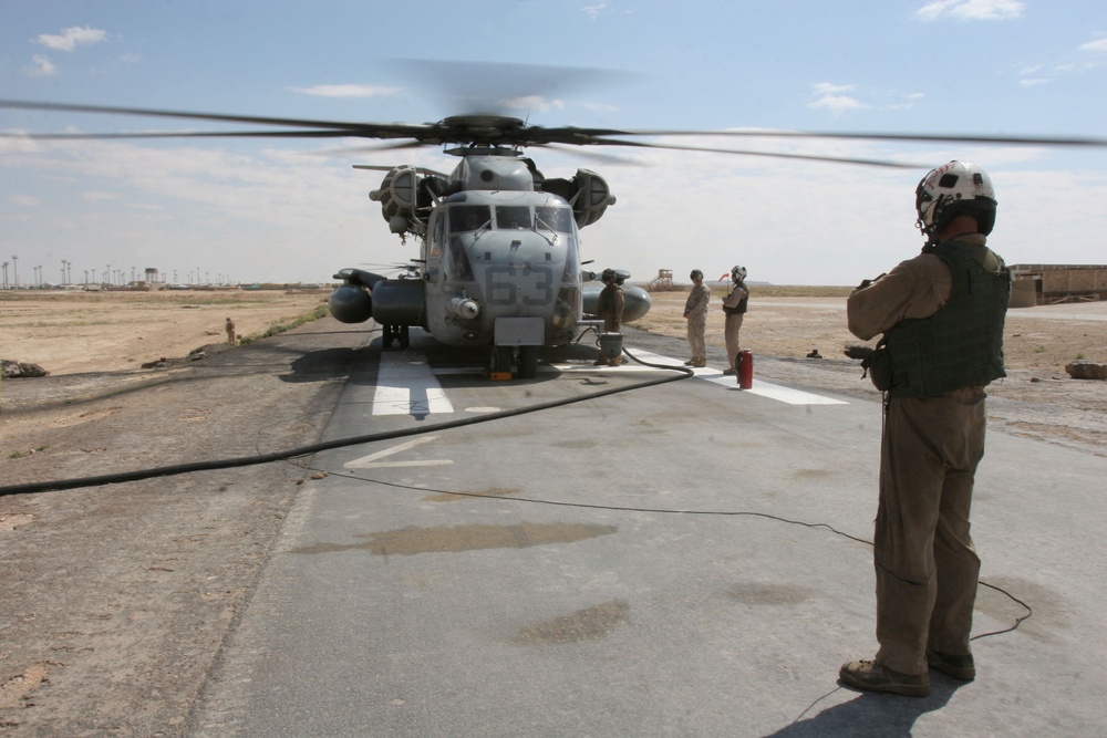 Ch-53E Super Stallion Transports Marines