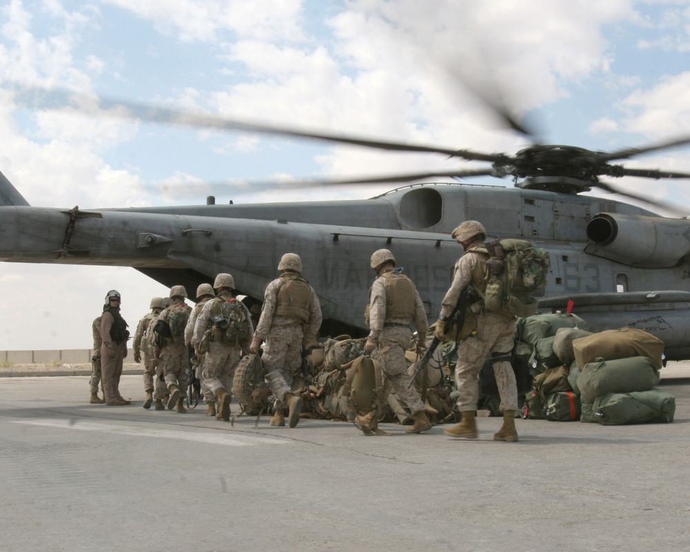 Ch-53E Super Stallion Transports Marines