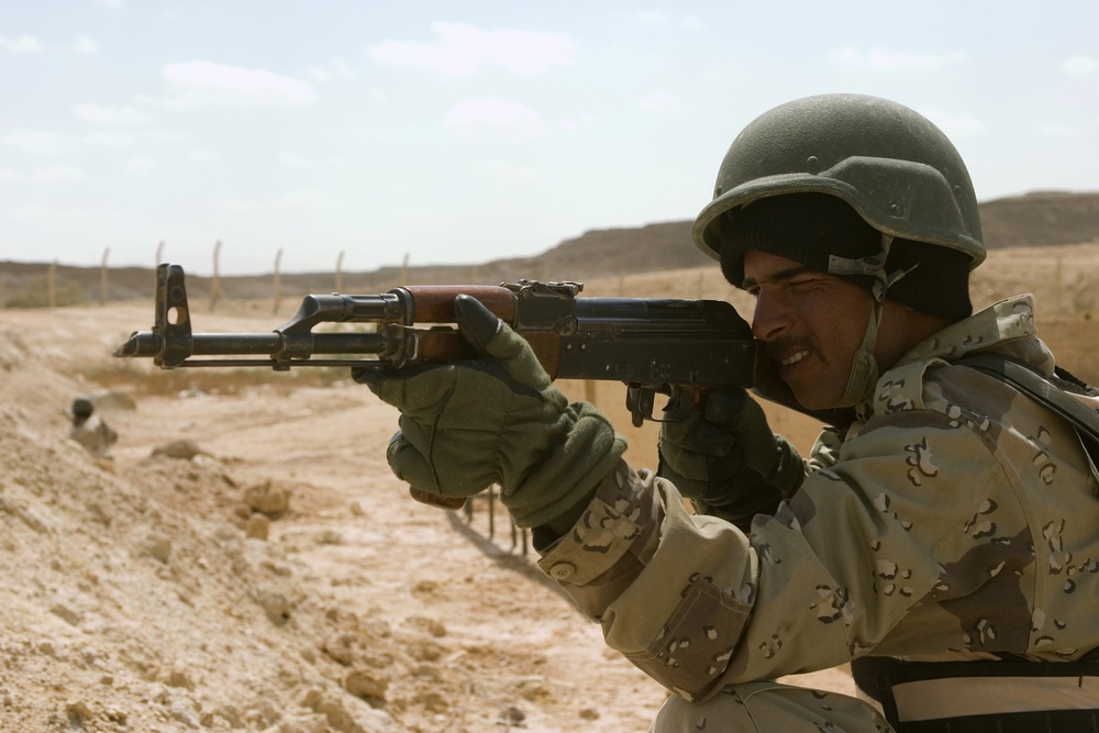 Jundi train at the Iraqi School of Infantry