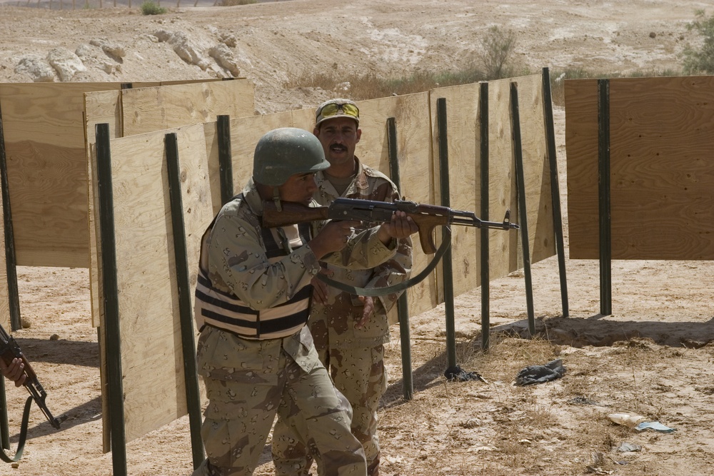 Jundi train at the Iraqi School of Infantry