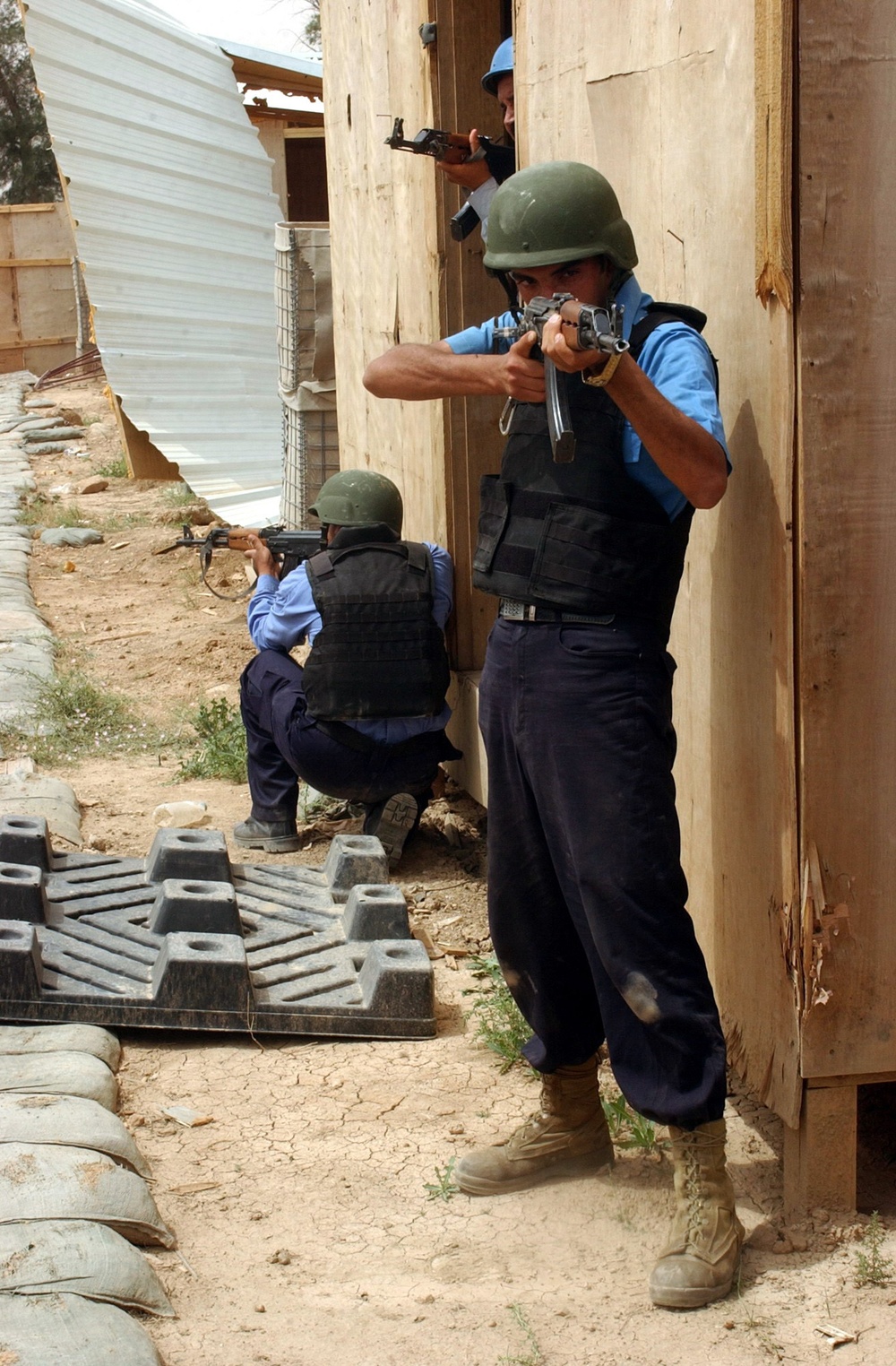 Iraqi police officers train at Camp Hero